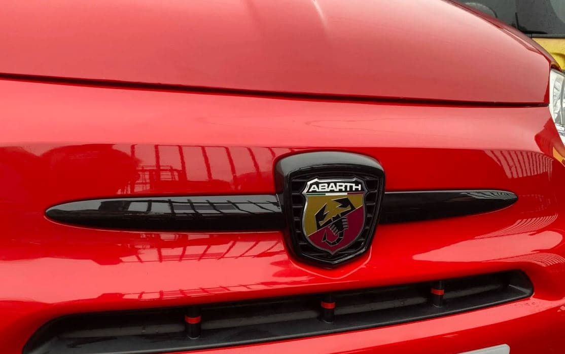 FIAT 500 ABARTH - ZIERLEISTE COVER ABDECKUNG FÜR EMBLEM SCHWARZ GLANZ – Bild 2
