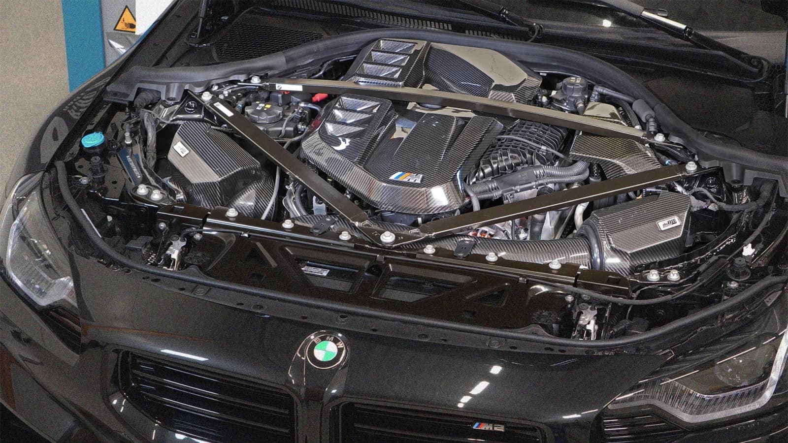 BMW M4 - CARBONSS CARBON MOTORABDECKUNG – Bild 3
