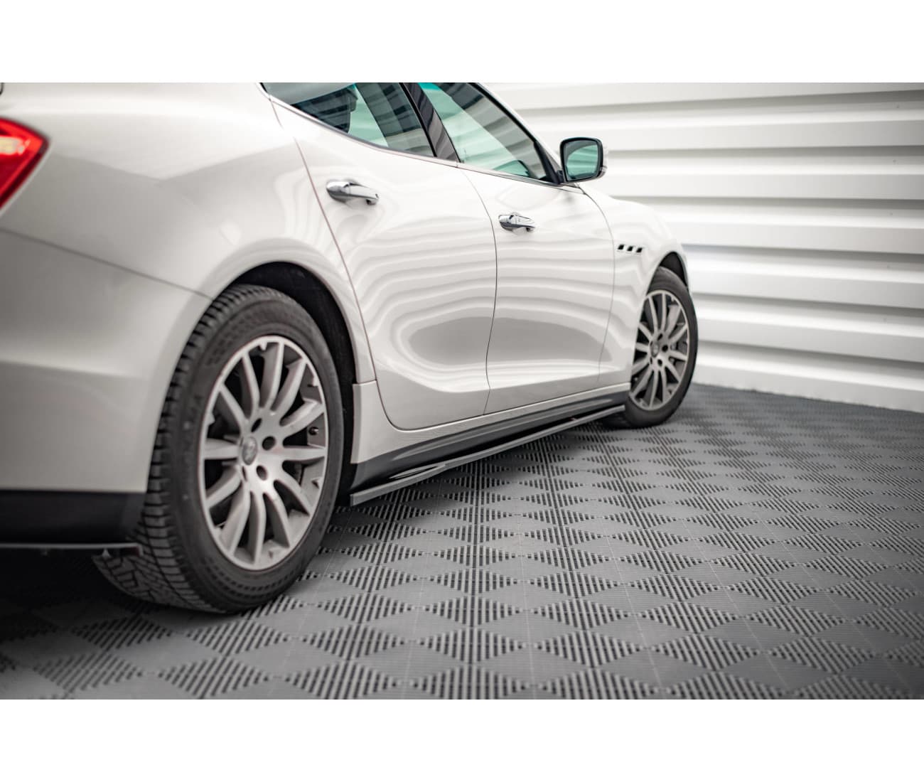 MASERATI GHIBLI - MAXTON DESIGN SEITENSCHWELLER CUP LEISTEN ANSATZ – Bild 2