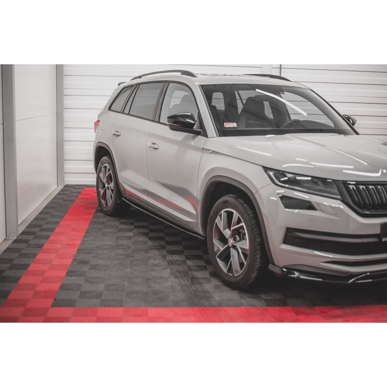 SKODA KODIAQ RS - MAXTON DESIGN SEITENSCHWELLER ANSATZ – Bild 2