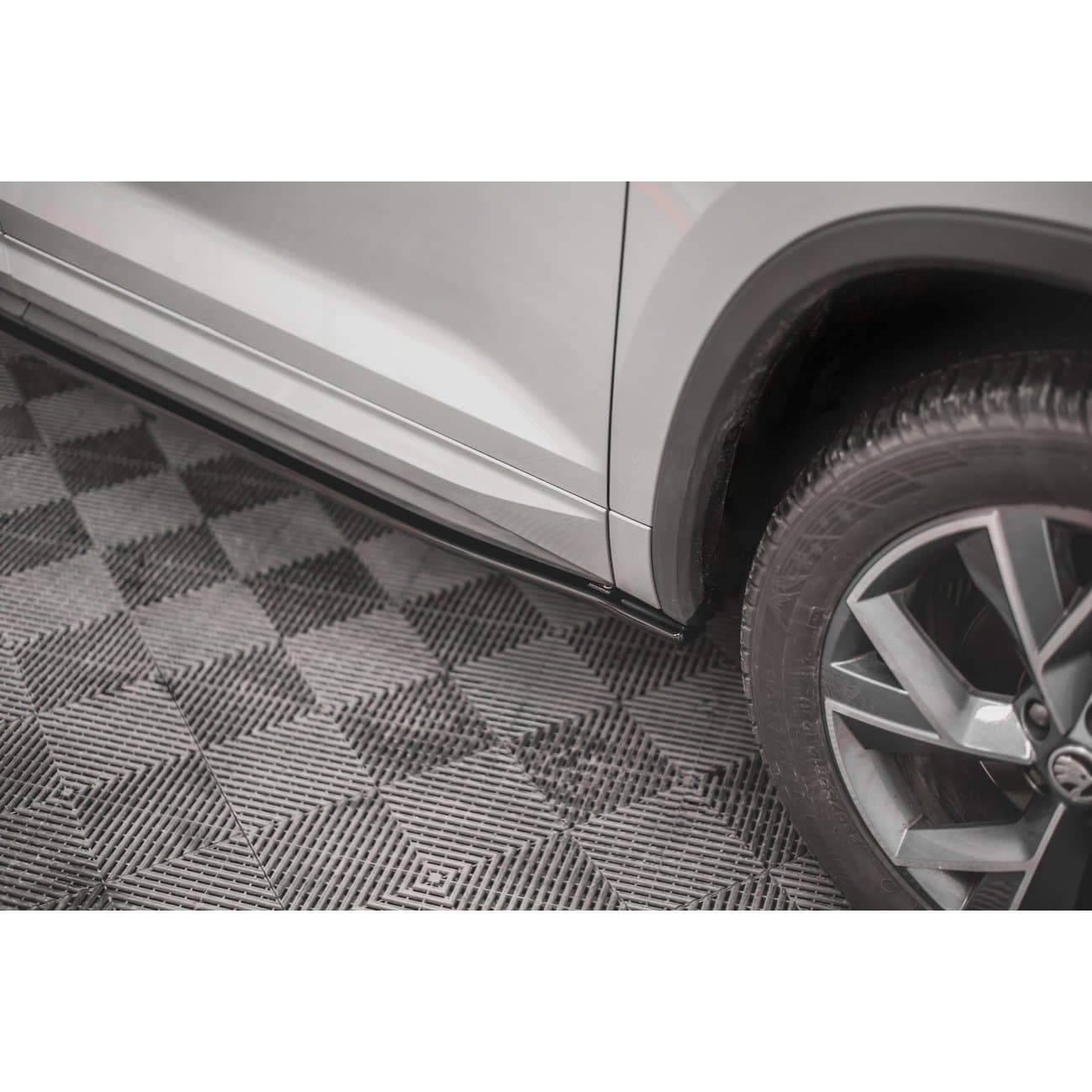 SKODA KODIAQ RS - MAXTON DESIGN SEITENSCHWELLER ANSATZ – Bild 3