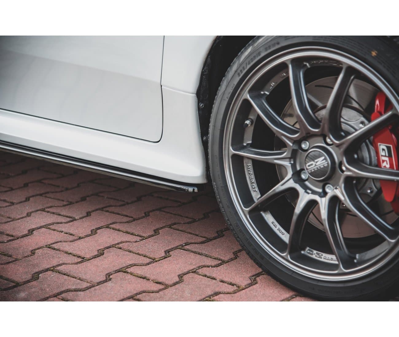 TOYOTA GR YARIS -04.2024 - MAXTON DESIGN SEITENSCHWELLER ANSATZ CUP LEISTEN V.1 – Bild 4